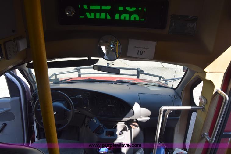 image for item J8114 2003 Ford 801 801 bus