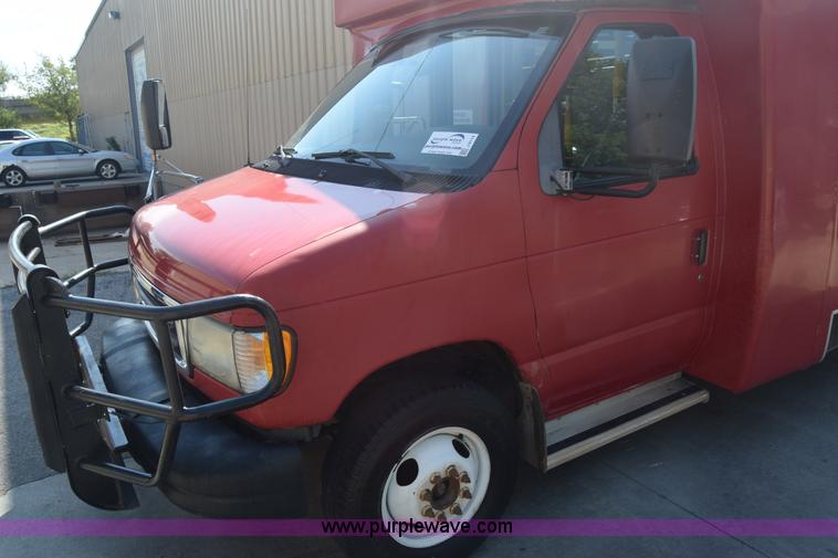 image for item J8114 2003 Ford 801 801 bus