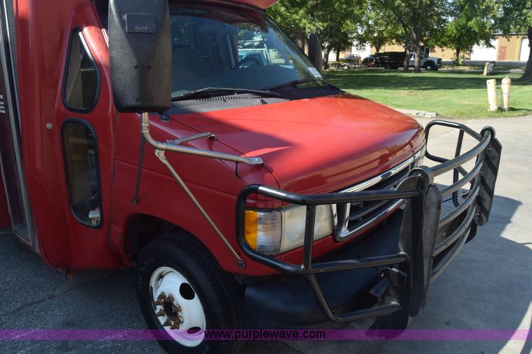 image for item J8114 2003 Ford 801 801 bus