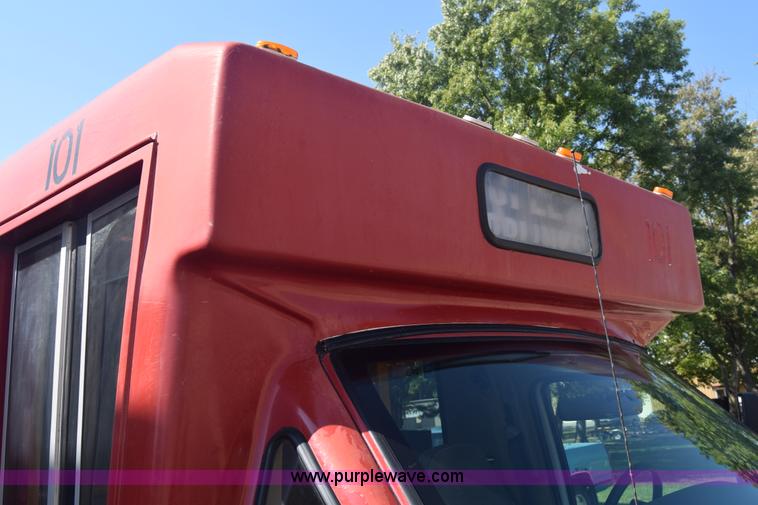 image for item J8114 2003 Ford 801 801 bus