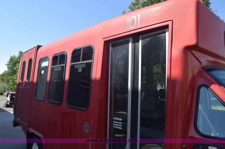 image for item J8114 2003 Ford 801 801 bus