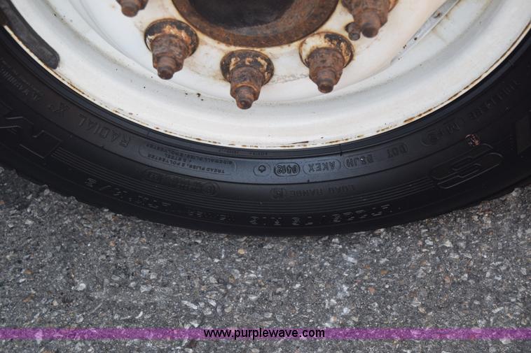 image for item J8114 2003 Ford 801 801 bus