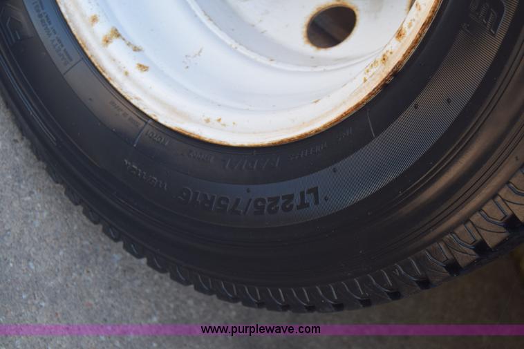 image for item J8114 2003 Ford 801 801 bus