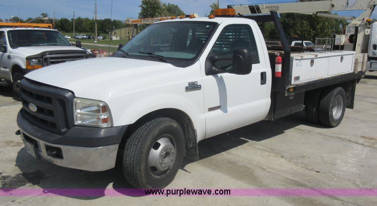 image for item J8668 2006 Ford F350 Super Duty flatbed pickup truck