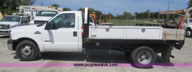 image for item J8668 2006 Ford F350 Super Duty flatbed pickup truck
