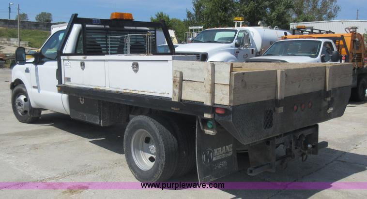 image for item J8668 2006 Ford F350 Super Duty flatbed pickup truck