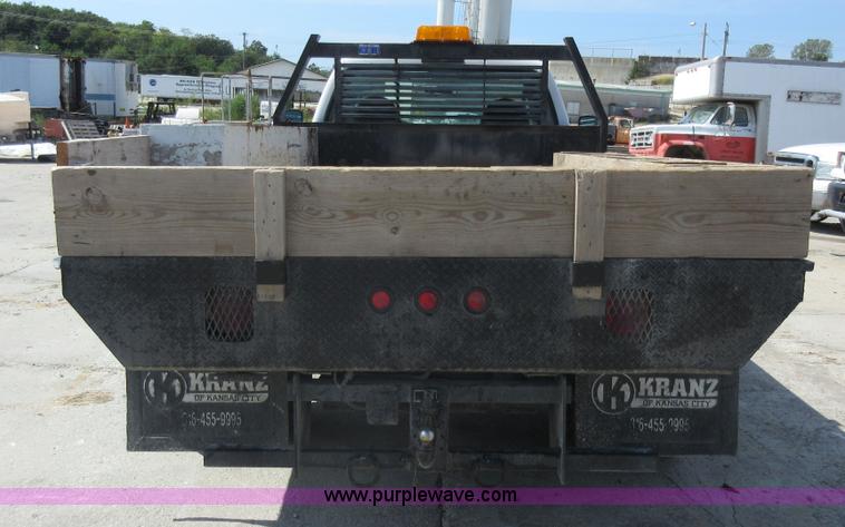 image for item J8668 2006 Ford F350 Super Duty flatbed pickup truck