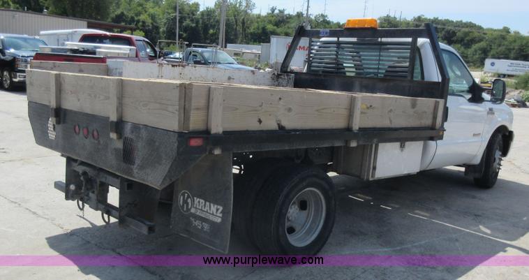 image for item J8668 2006 Ford F350 Super Duty flatbed pickup truck