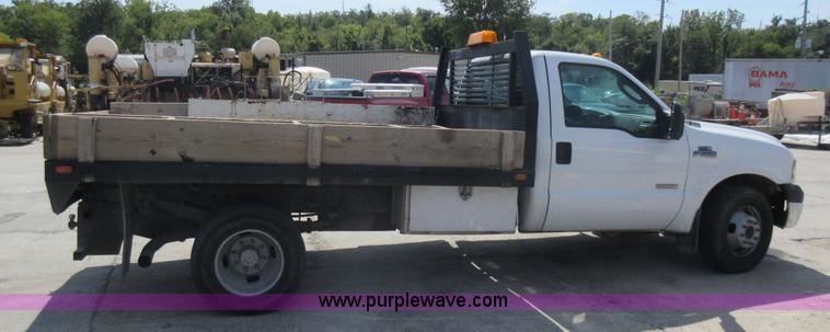 image for item J8668 2006 Ford F350 Super Duty flatbed pickup truck