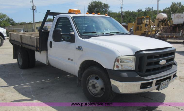 image for item J8668 2006 Ford F350 Super Duty flatbed pickup truck