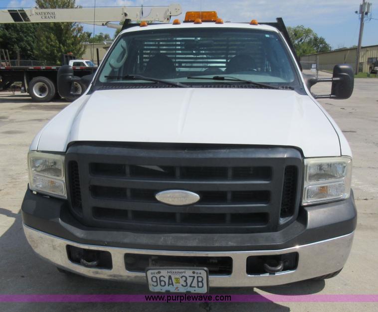 image for item J8668 2006 Ford F350 Super Duty flatbed pickup truck