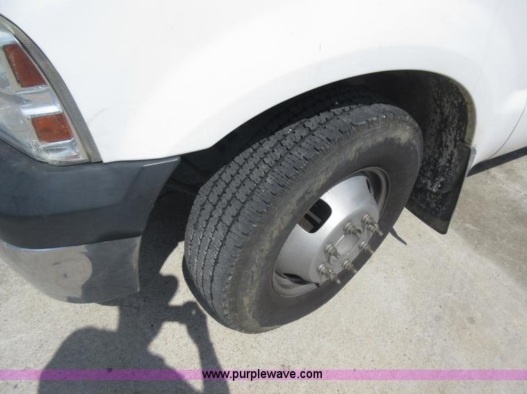 image for item J8668 2006 Ford F350 Super Duty flatbed pickup truck