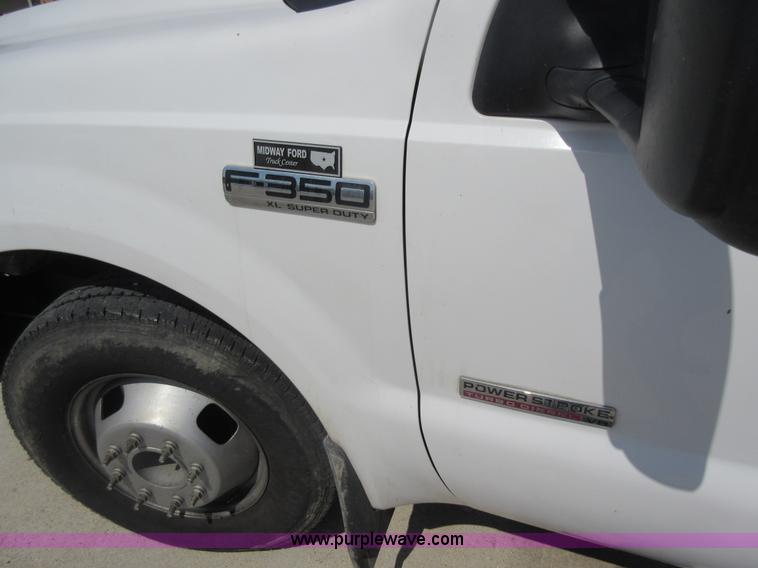 image for item J8668 2006 Ford F350 Super Duty flatbed pickup truck