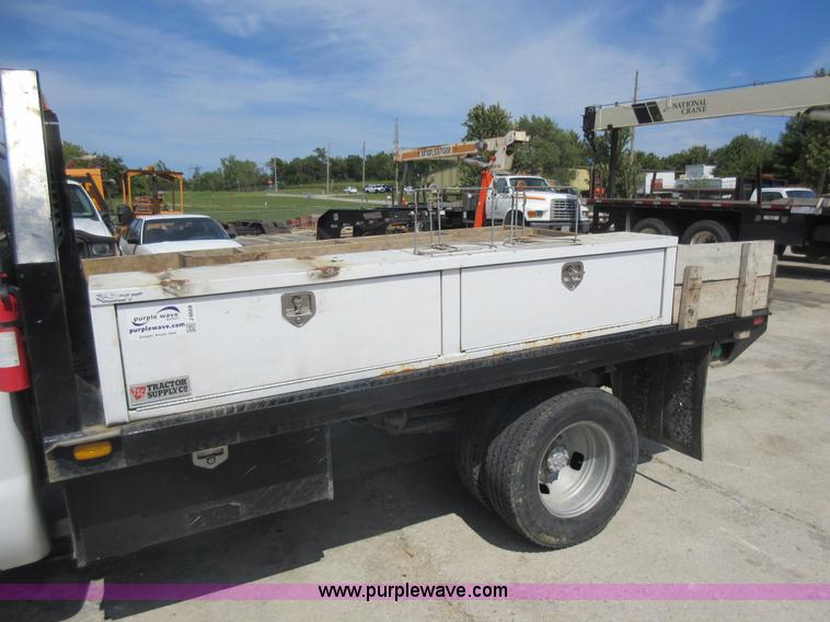 image for item J8668 2006 Ford F350 Super Duty flatbed pickup truck