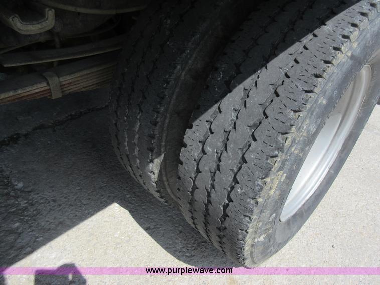 image for item J8668 2006 Ford F350 Super Duty flatbed pickup truck