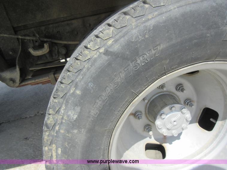 image for item J8668 2006 Ford F350 Super Duty flatbed pickup truck