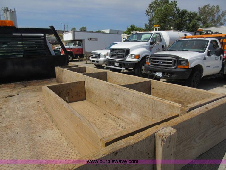 image for item J8668 2006 Ford F350 Super Duty flatbed pickup truck