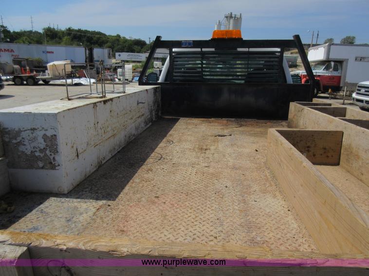 image for item J8668 2006 Ford F350 Super Duty flatbed pickup truck