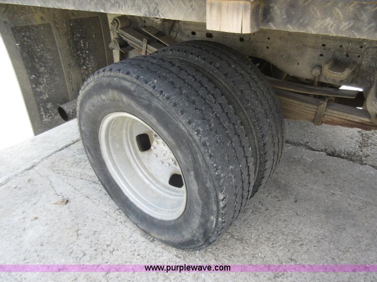 image for item J8668 2006 Ford F350 Super Duty flatbed pickup truck