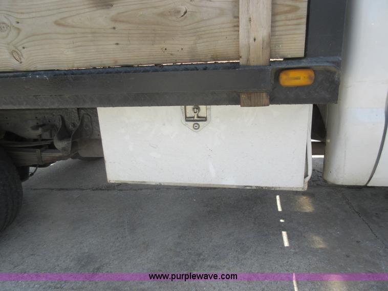 image for item J8668 2006 Ford F350 Super Duty flatbed pickup truck