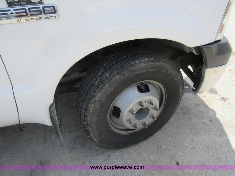 image for item J8668 2006 Ford F350 Super Duty flatbed pickup truck