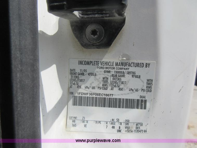 image for item J8668 2006 Ford F350 Super Duty flatbed pickup truck