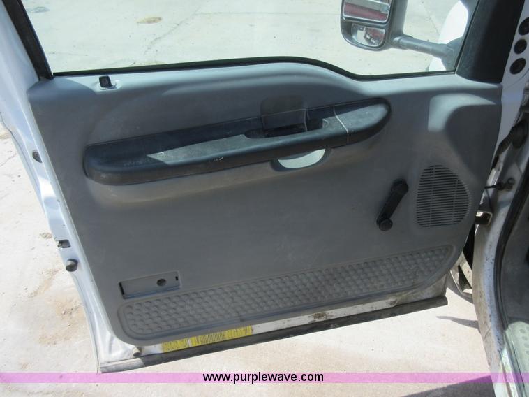 image for item J8668 2006 Ford F350 Super Duty flatbed pickup truck