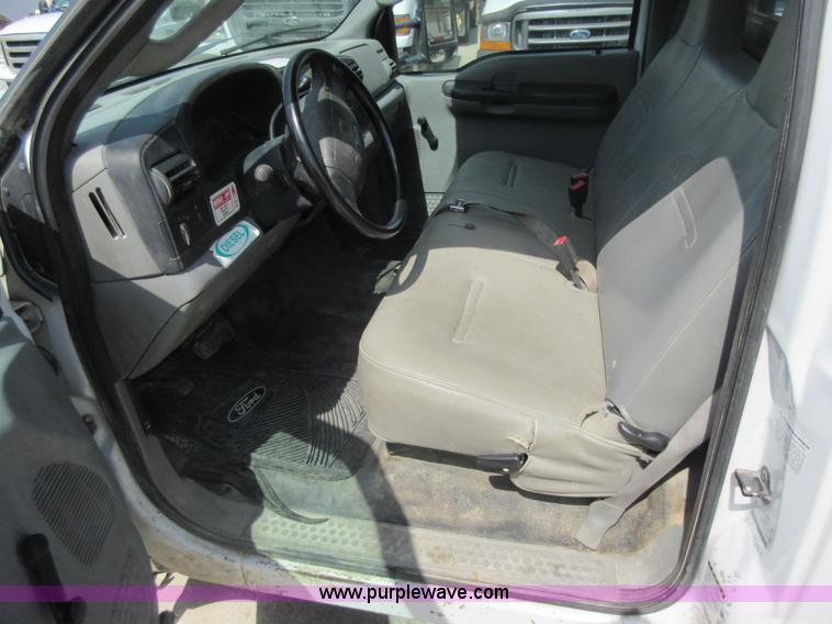 image for item J8668 2006 Ford F350 Super Duty flatbed pickup truck