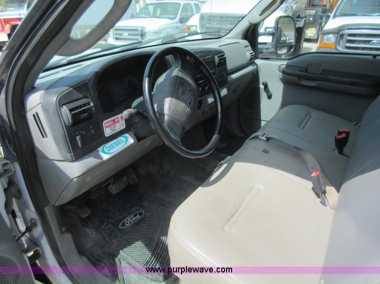 image for item J8668 2006 Ford F350 Super Duty flatbed pickup truck