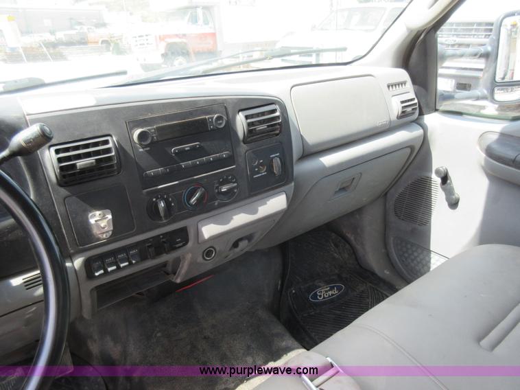 image for item J8668 2006 Ford F350 Super Duty flatbed pickup truck