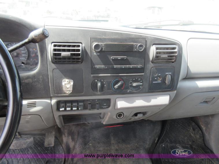 image for item J8668 2006 Ford F350 Super Duty flatbed pickup truck