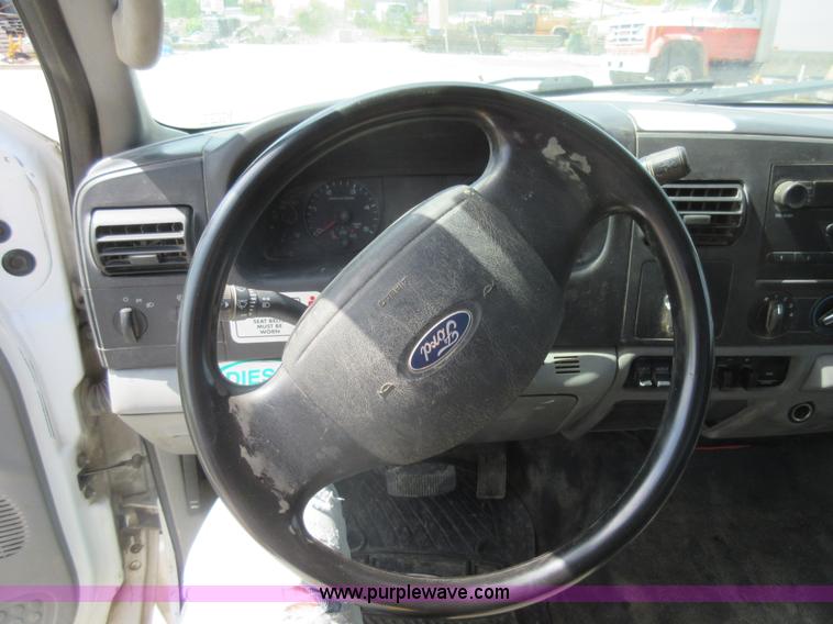 image for item J8668 2006 Ford F350 Super Duty flatbed pickup truck