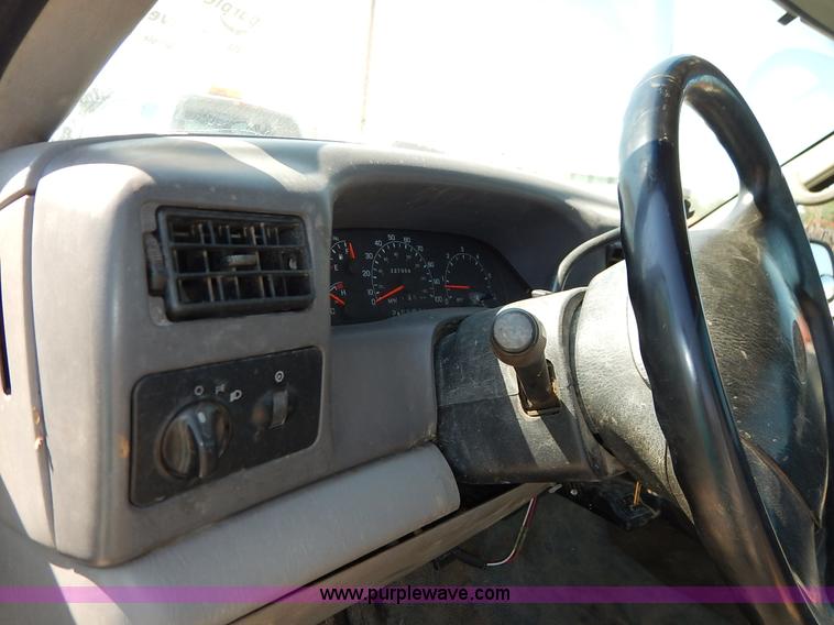 image for item K1587 2001 Ford F250 Super Duty XL pickup truck