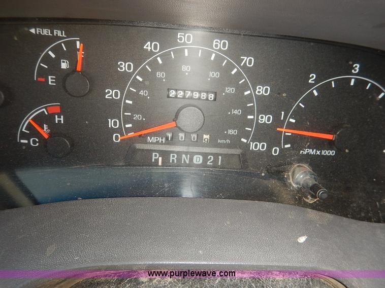 image for item K1587 2001 Ford F250 Super Duty XL pickup truck