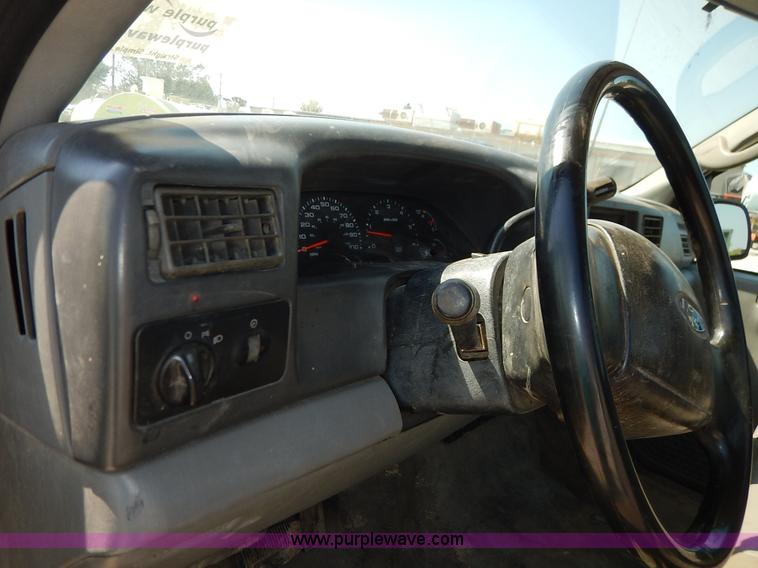 image for item K1590 2003 Ford F250 Super Duty XL pickup truck