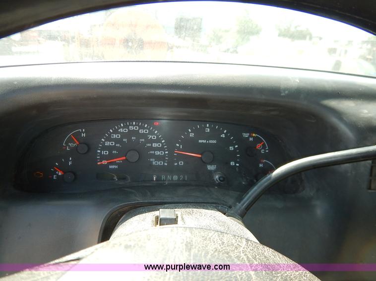 image for item K1590 2003 Ford F250 Super Duty XL pickup truck