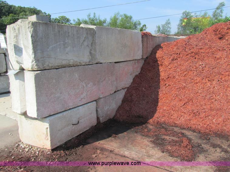 image for item K5155 Approximately 25 concrete wall blocks