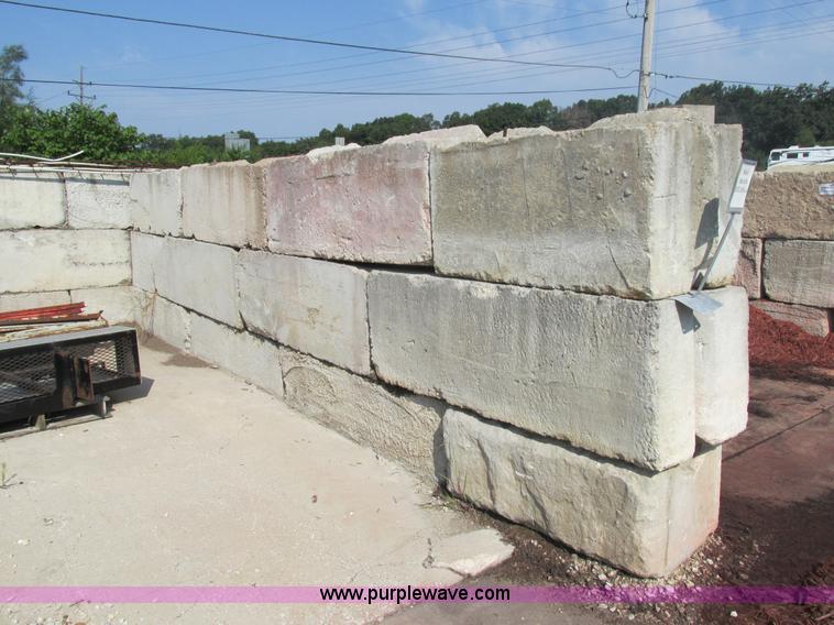 image for item K5155 Approximately 25 concrete wall blocks