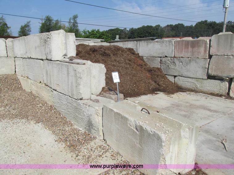 image for item K5156 Approximately 25 concrete wall blocks