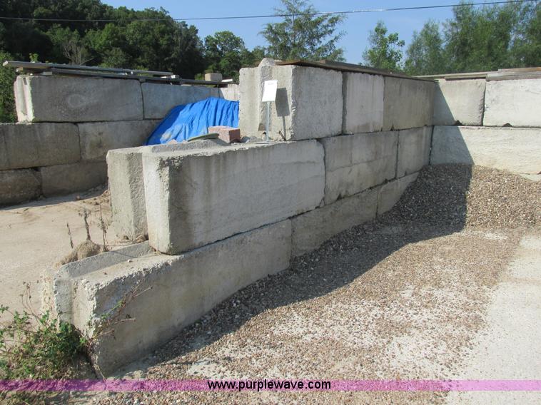 image for item K5157 Approximately 25 concrete wall blocks