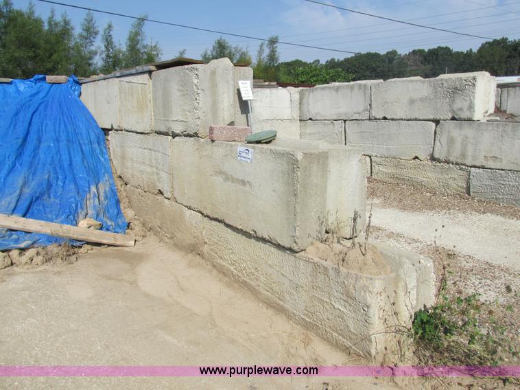 image for item K5157 Approximately 25 concrete wall blocks