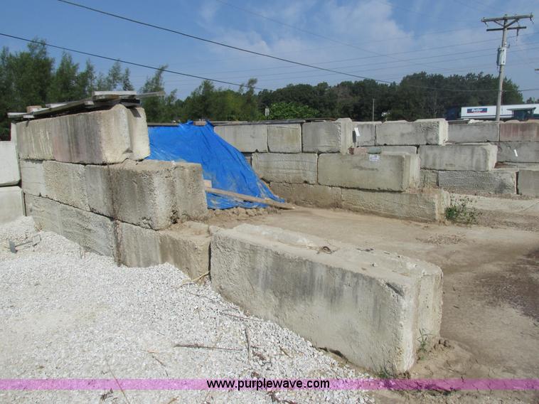 image for item K5157 Approximately 25 concrete wall blocks