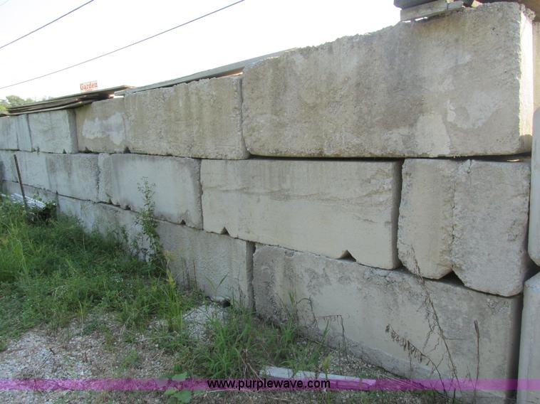 image for item K5158 Approximately 16 concrete wall blocks