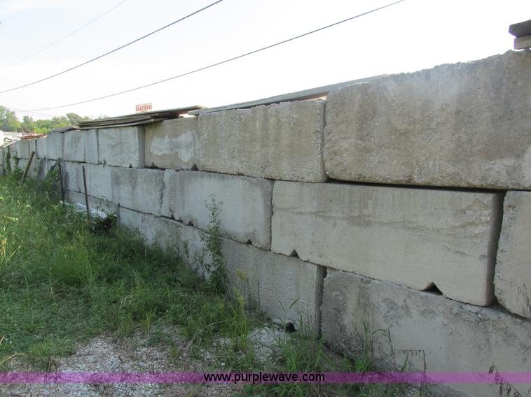 image for item K5158 Approximately 16 concrete wall blocks