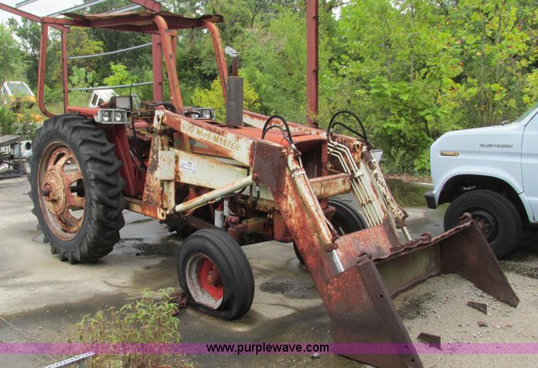 image for item L5257 1972 International 574 tractor
