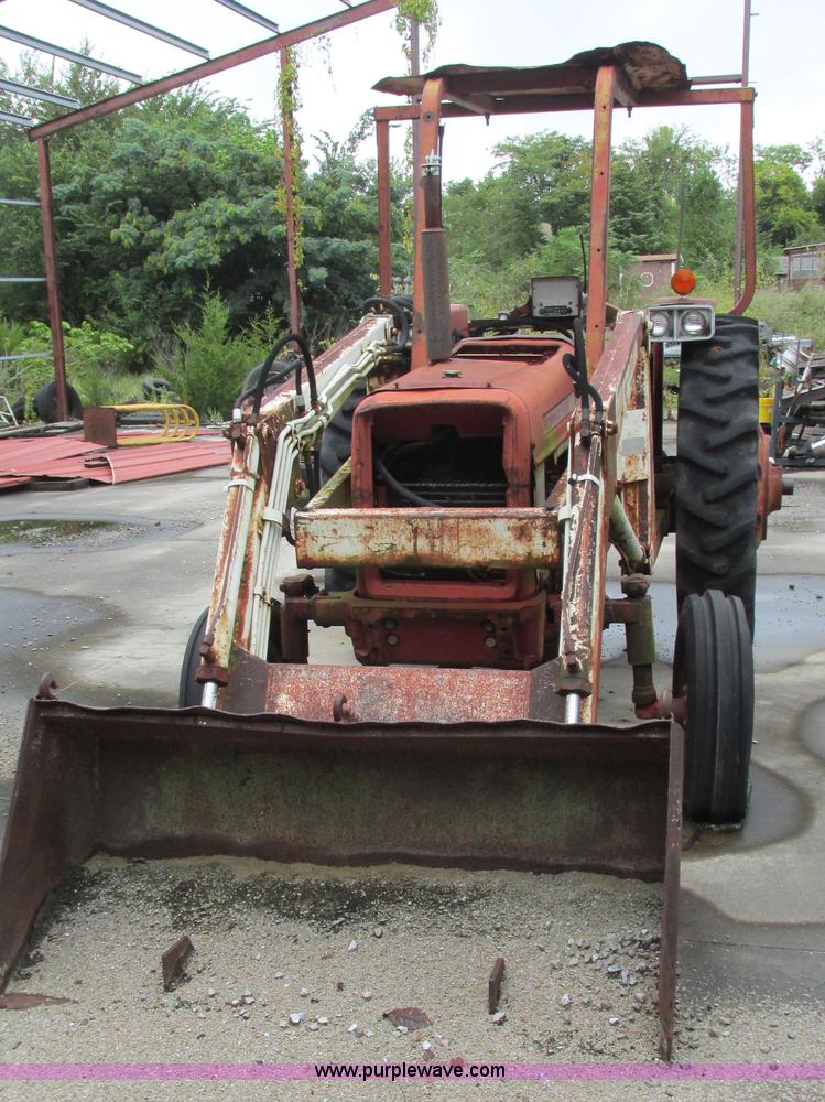 image for item L5257 1972 International 574 tractor