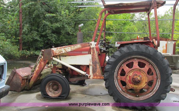 image for item L5257 1972 International 574 tractor