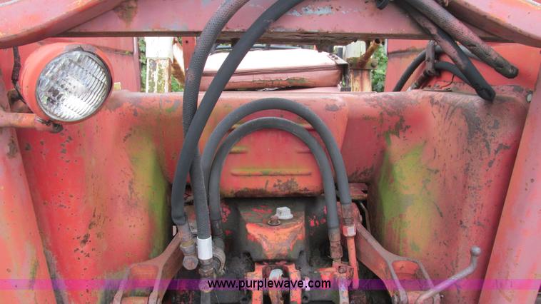image for item L5257 1972 International 574 tractor