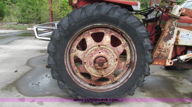 image for item L5257 1972 International 574 tractor