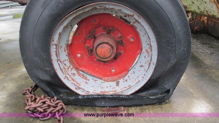 image for item L5257 1972 International 574 tractor